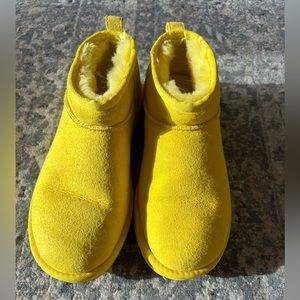 Gently worn. Rare yellow ugg mini.  Size 7.